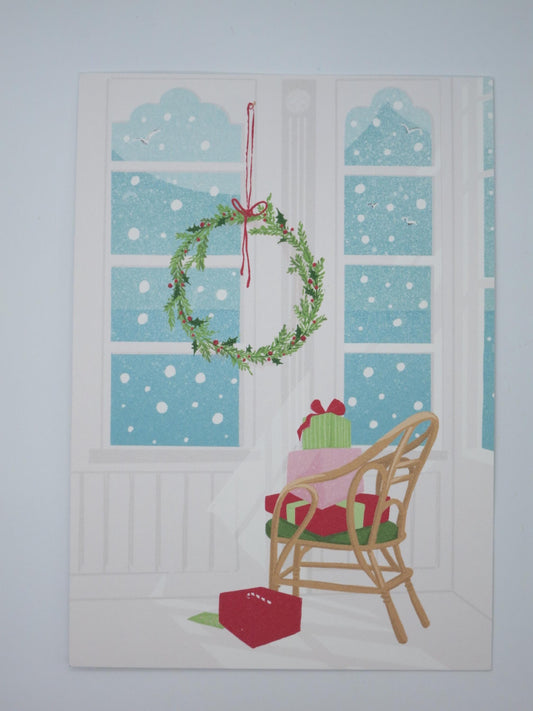 Weihnachtspostkarte Kranz vor Fenster mit Meerblick und Möwen, Geschenke auf Korbsessel
