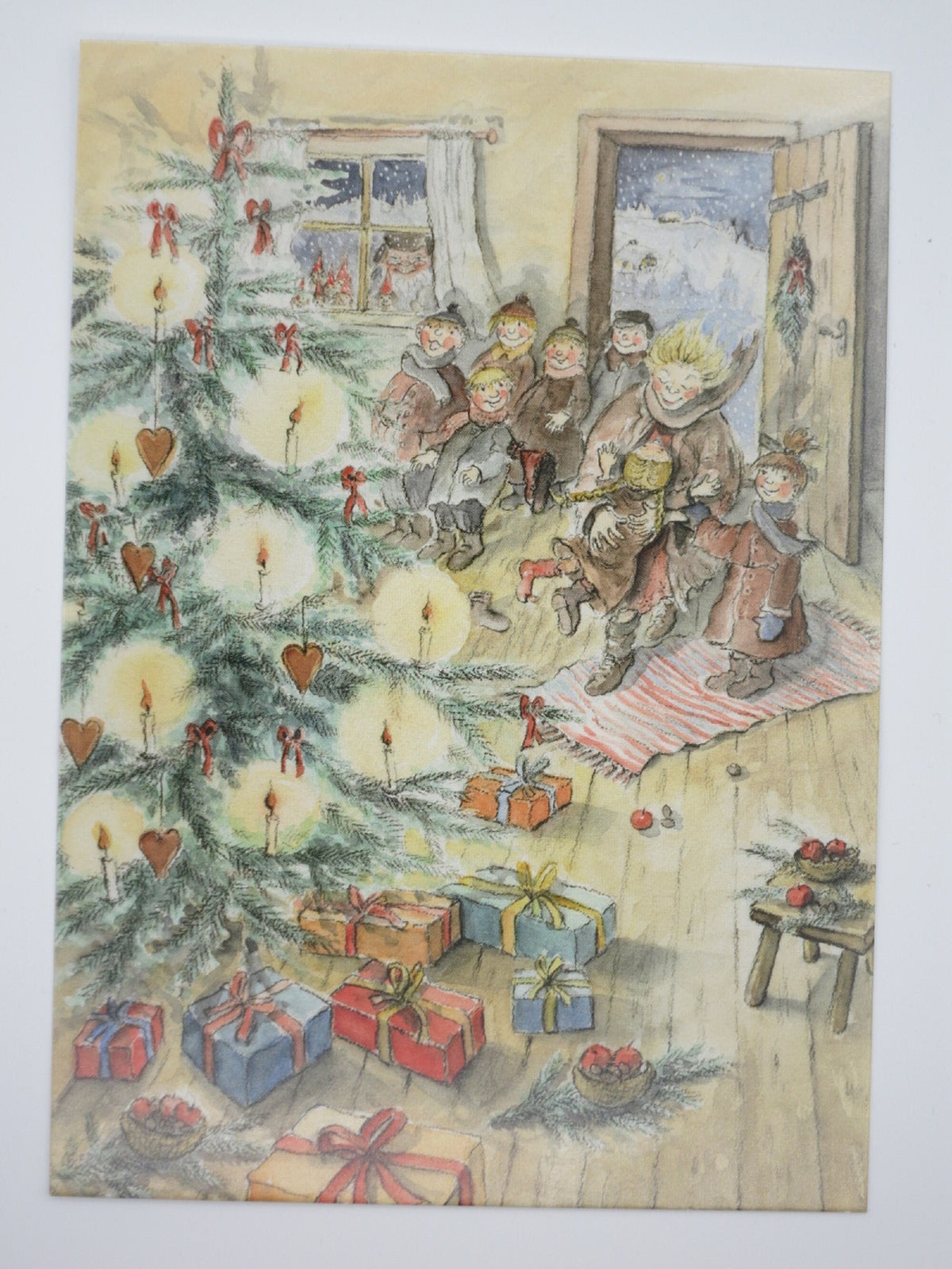 Weihnachtspostkarte Familie bei der Bescherung, Weihnachtsmann schaut durchs Fenster