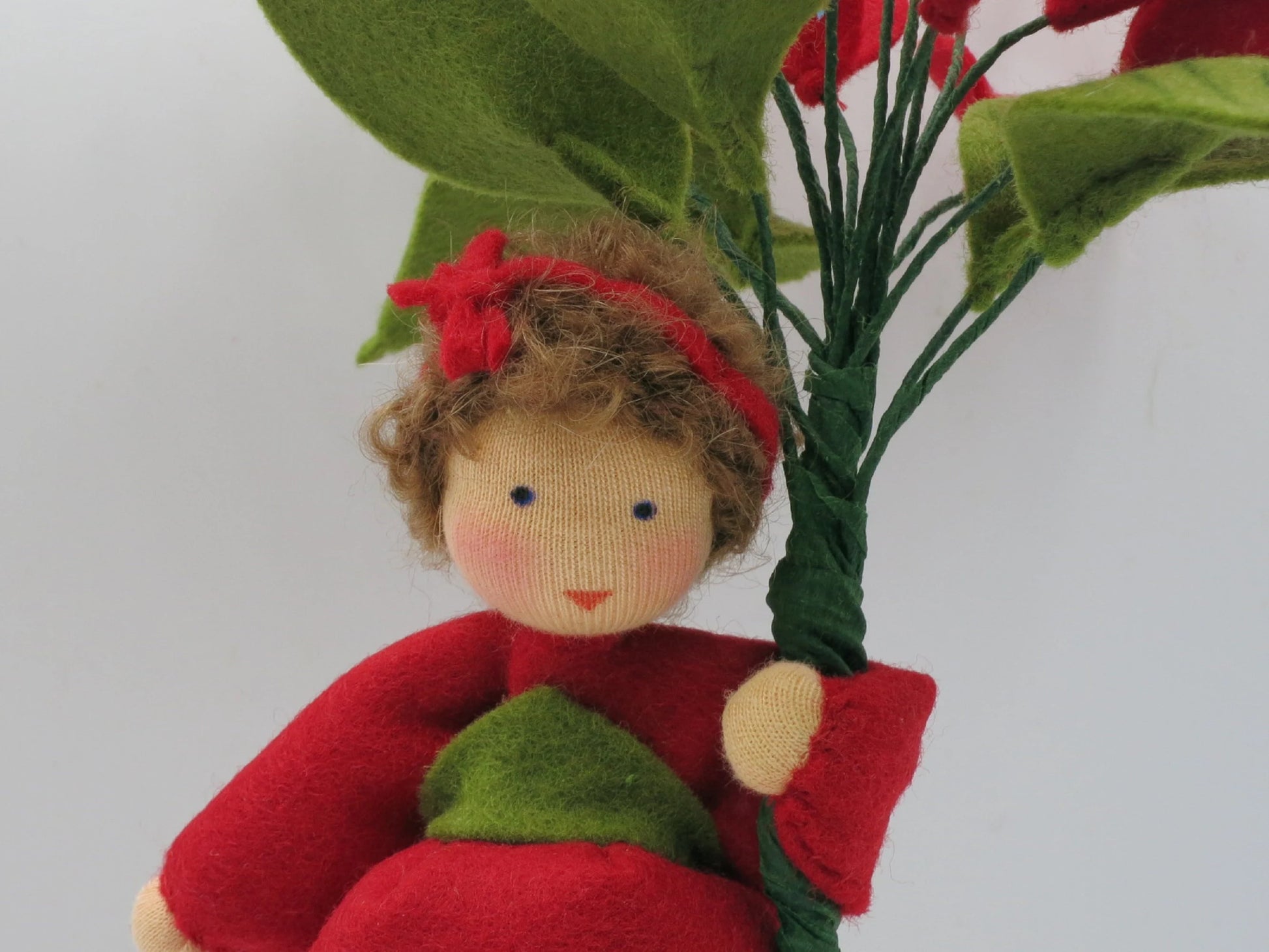 Weihnachtsstern Blumenkind, Nahaufnahme Gesicht mit rotem Haarband – Jahreszeitentisch, Art. WI33