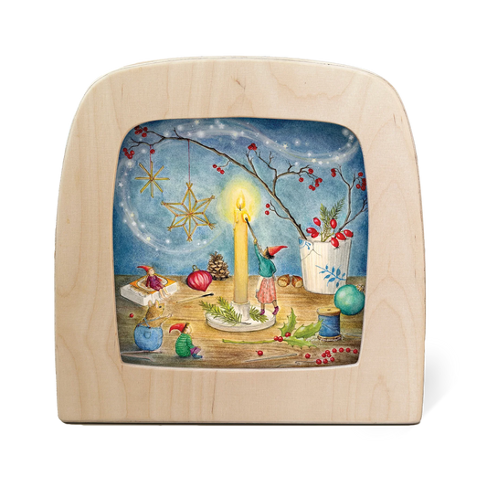 Toverlux Motiv Weihnachtsvorbereitung MO180: Wichtelmädchen zündet eine Bienenwachskerze an, dazu Strohsterne und Christbaumkugeln, für den Waldorf Jahreszeitentisch im Advent, Illustration von Mhairi Hellbrandt.