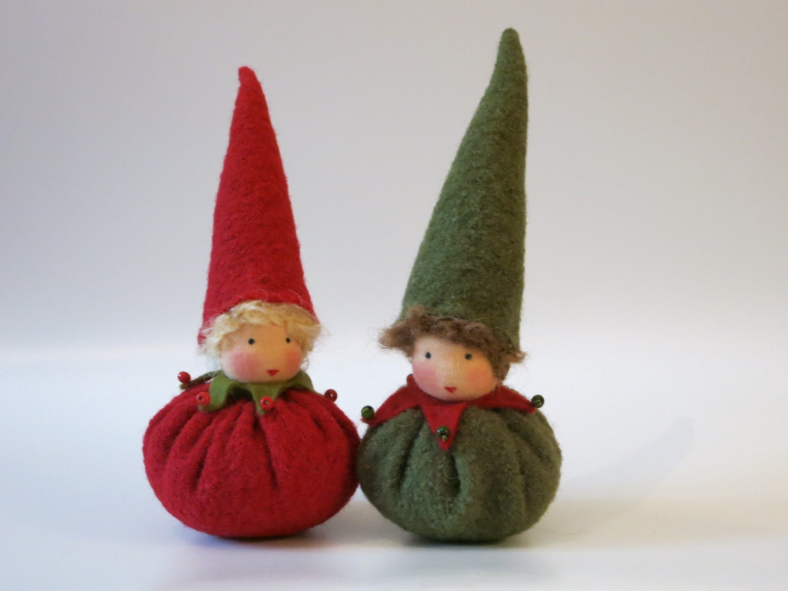Weihnachtswichtel Blumenkind in Rot und Grün mit Zipfelmütze und Kontrastkragen, Waldorf Jahreszeitentisch Art. WI58