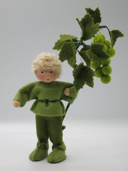 Weintrauben-Junge Blumenkind aus Wollfilz mit gruener Traube aus gefilzten Wollkugeln, Waldorf-Jahreszeitentisch, Art. HE59