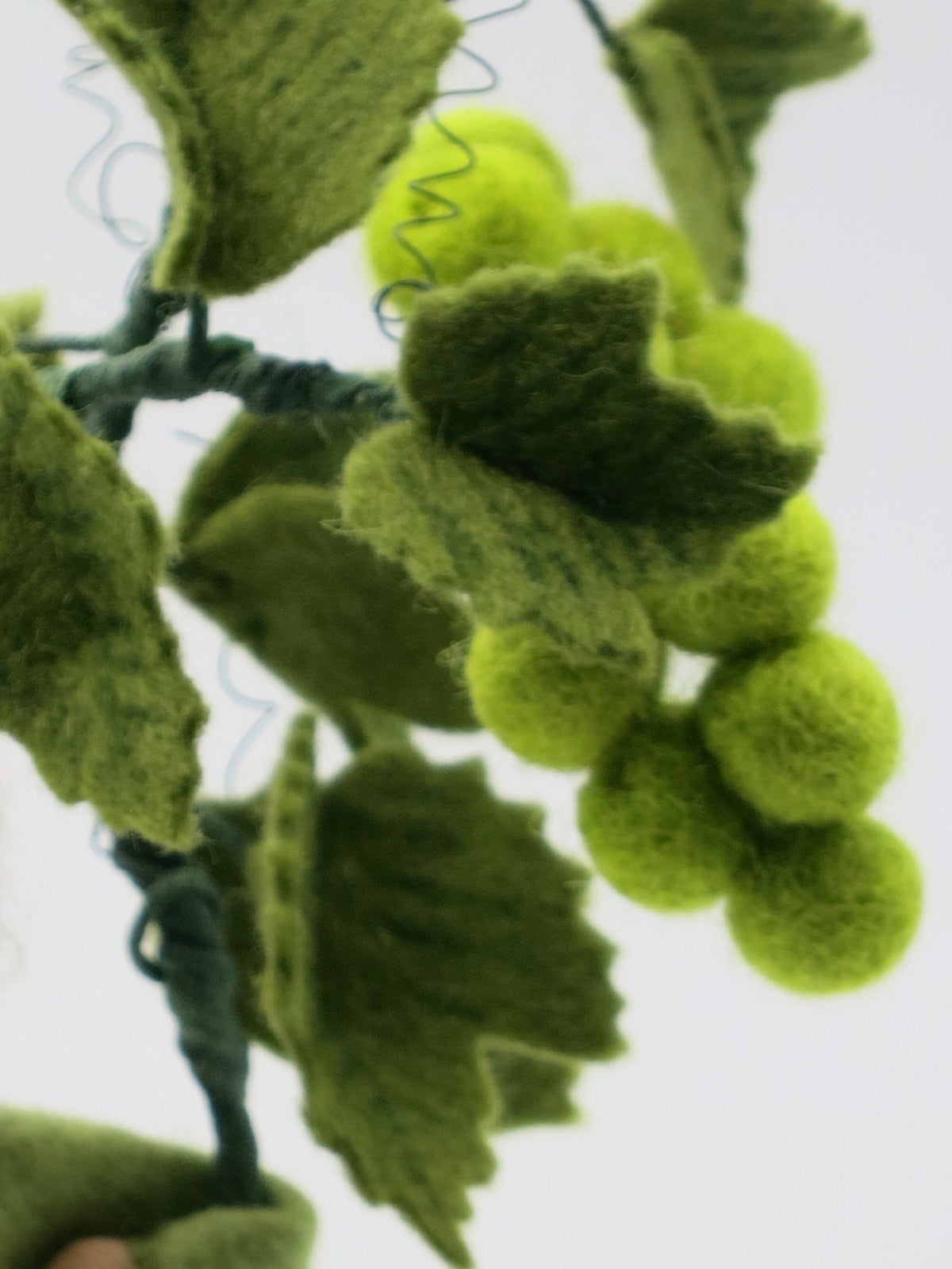 Weintrauben-Junge Blumenkind aus Wollfilz, Detailansicht mit Weinlaub, Waldorf-Jahreszeitentisch, Art. HE59