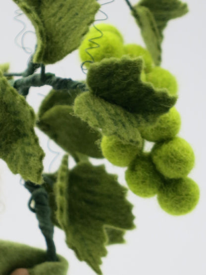 Weintrauben-Junge Blumenkind aus Wollfilz, Detailansicht mit Weinlaub, Waldorf-Jahreszeitentisch, Art. HE59