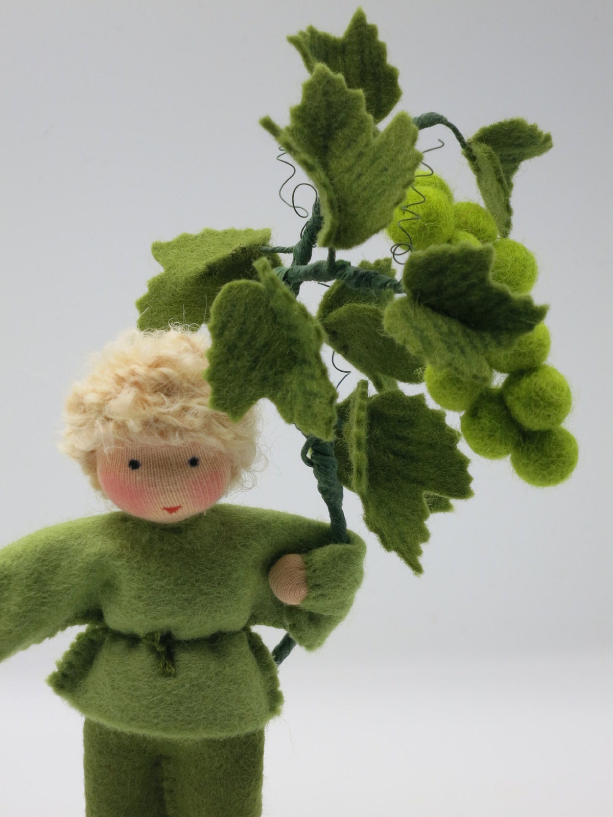 Weintrauben-Junge Blumenkind aus Wollfilz, Gesamtansicht mit Rebe, Waldorf-Jahreszeitentisch, Art. HE59
