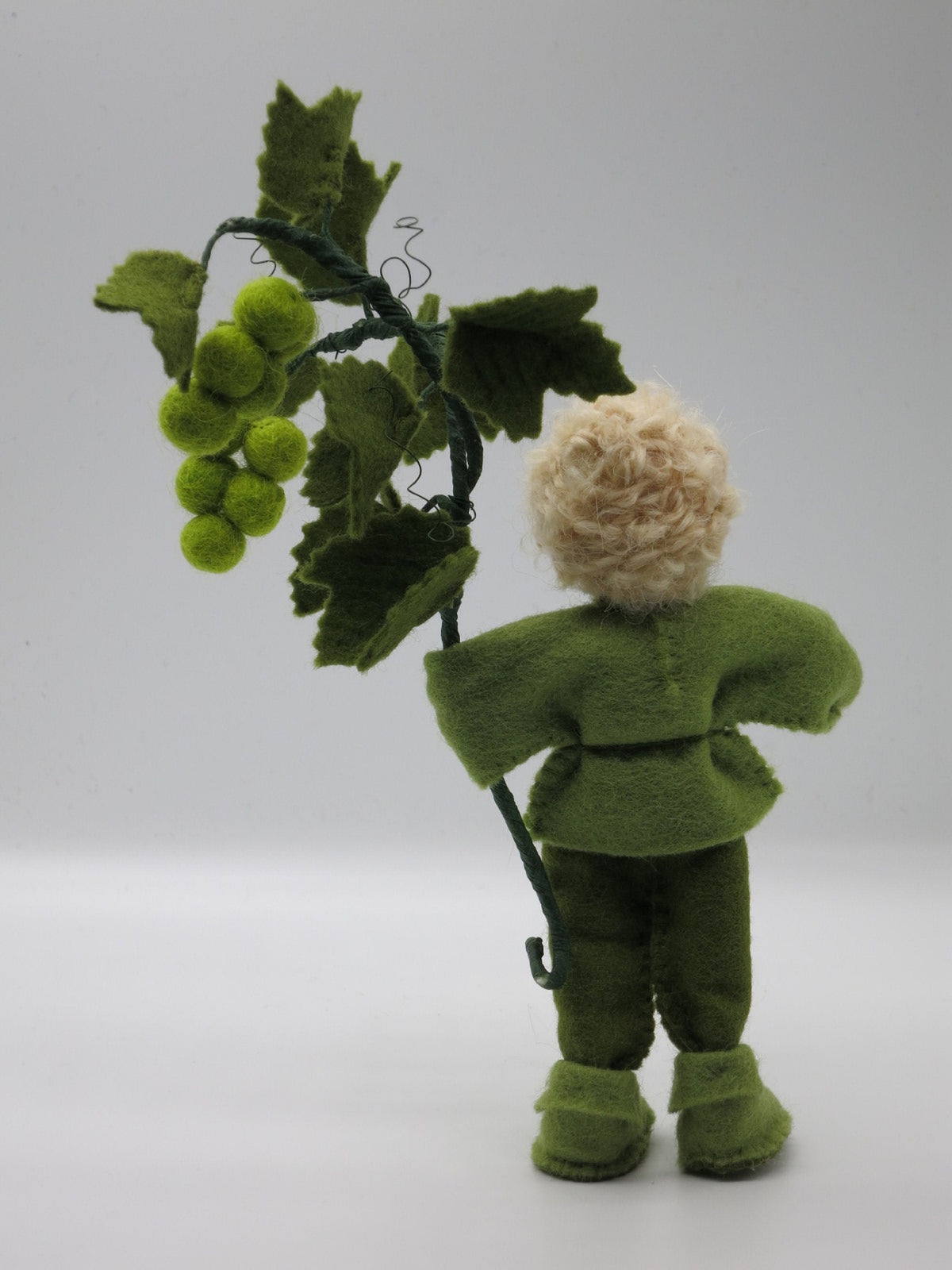 Weintrauben-Junge Blumenkind aus Wollfilz, Nahaufnahme Gesicht mit blonden Locken, Waldorf-Jahreszeitentisch, Art. HE59