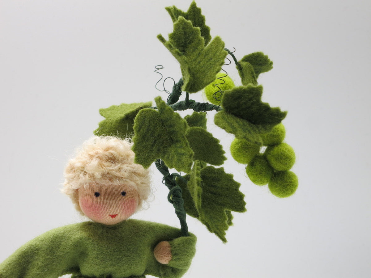 Weintrauben-Junge Blumenkind aus Wollfilz im Profil mit gruener Traube, Waldorf-Jahreszeitentisch, Art. HE59