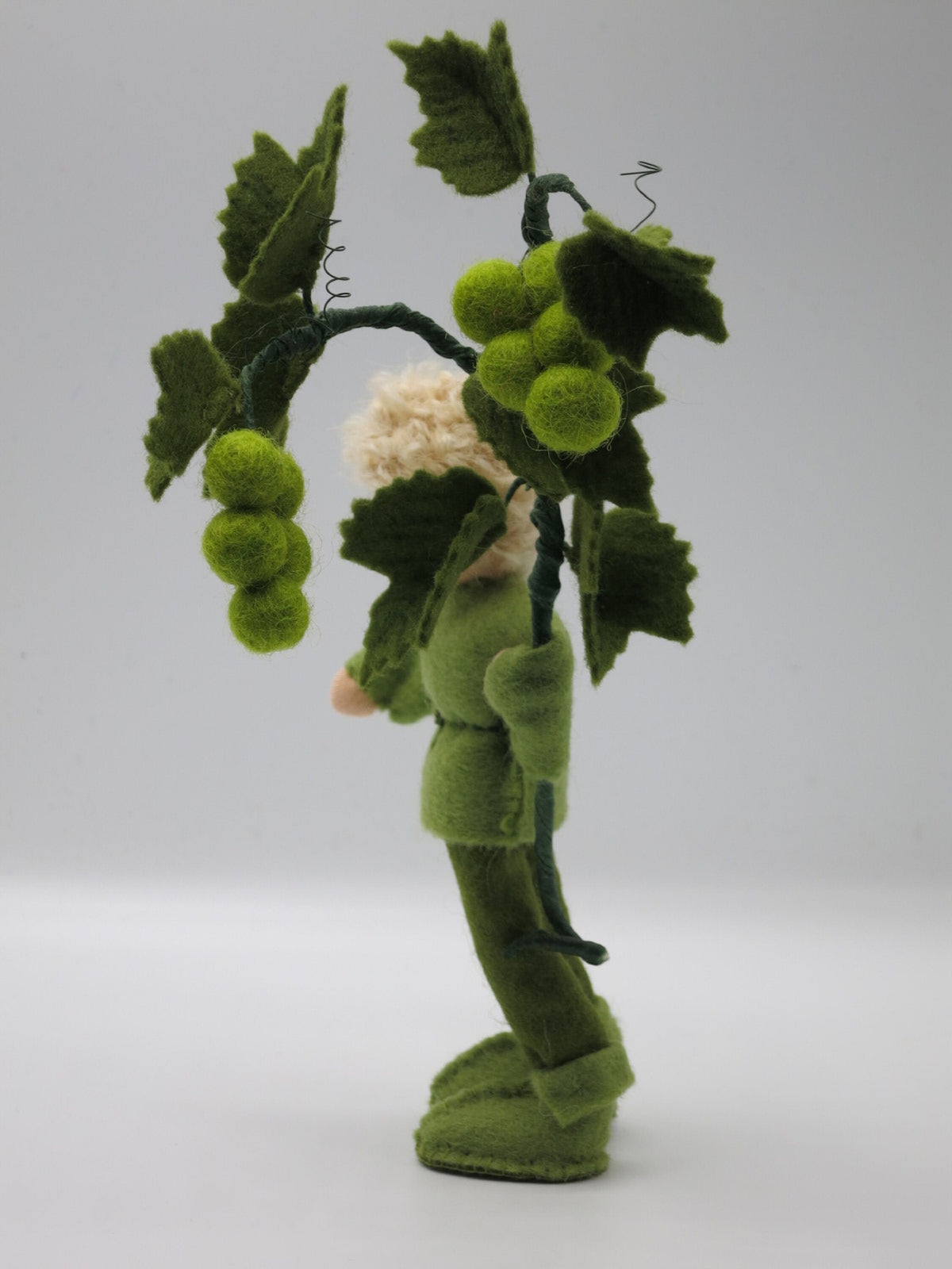 Weintrauben-Junge Blumenkind aus Wollfilz, Rueckansicht mit Traube und Weinlaub, Waldorf-Jahreszeitentisch, Art. HE59