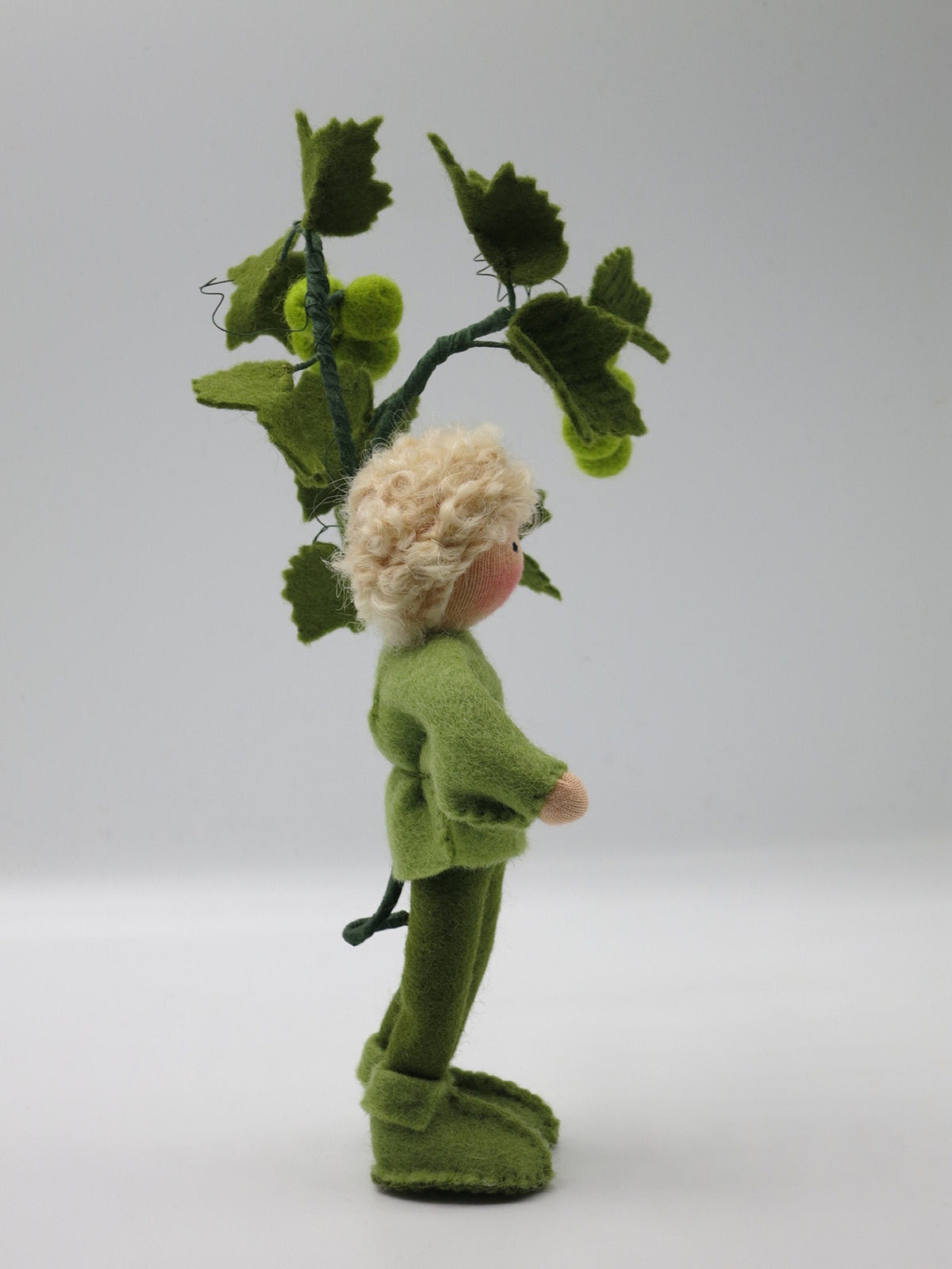 Weintrauben-Junge Blumenkind aus Wollfilz, Seitenansicht mit Rebe und Ranke, Waldorf-Jahreszeitentisch, Art. HE59