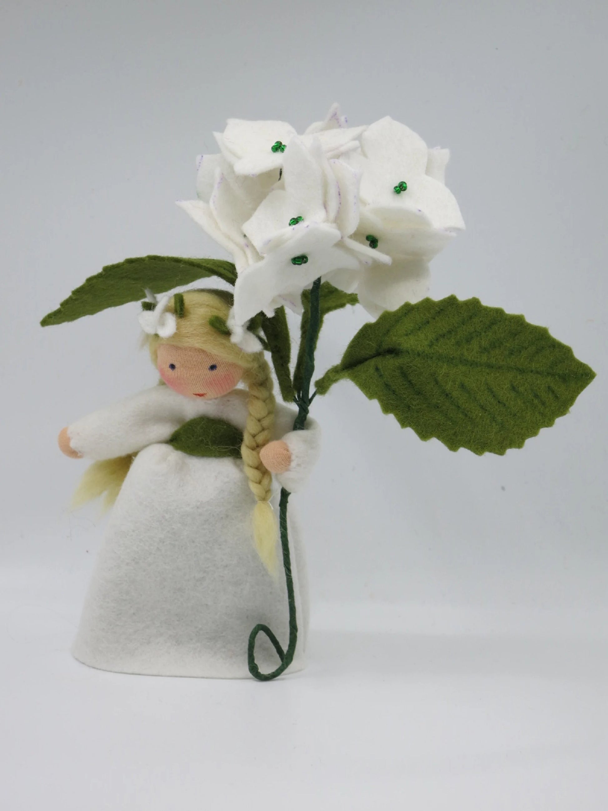Gesamtansicht des weißen Hortensie-Blumenkindes mit weißem Blumenkranz im Haar