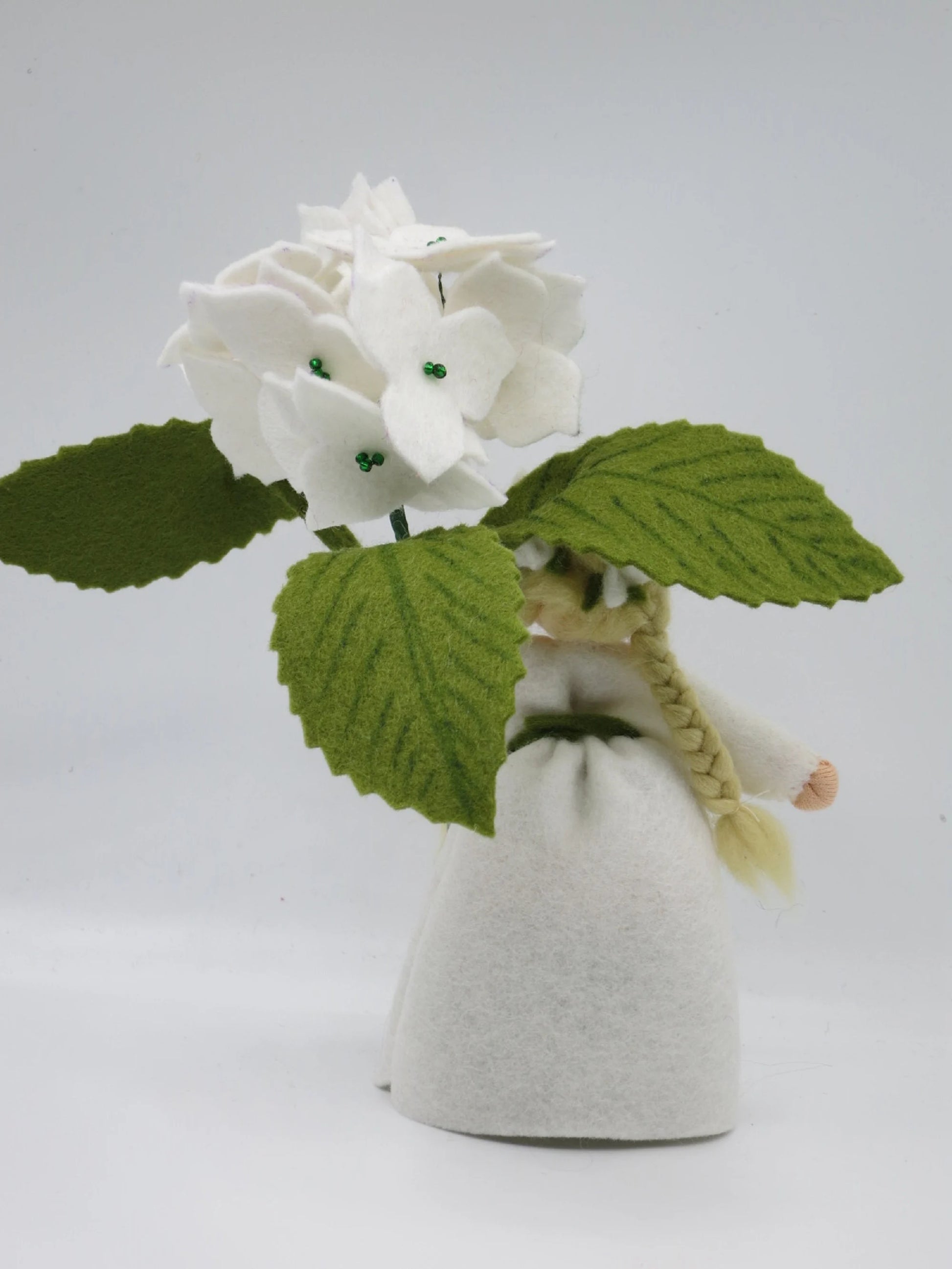 Seitenansicht des weißen Hortensie-Blumenkindes am Waldorf Jahreszeitentisch
