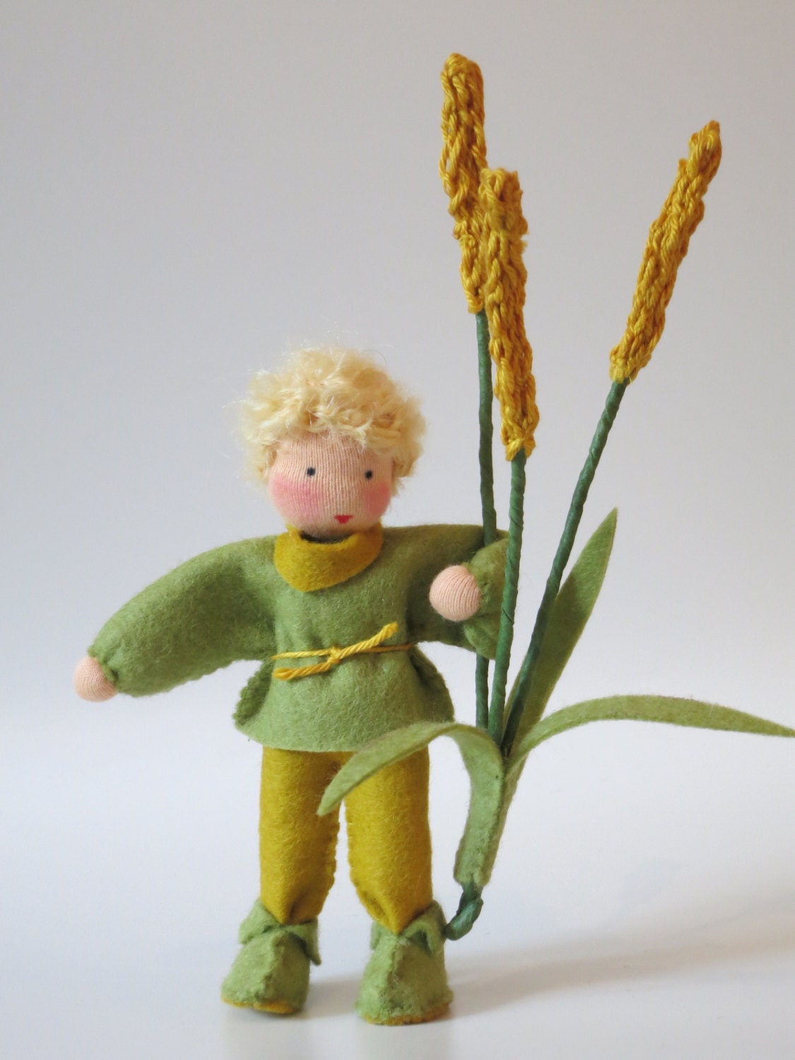Weizen Blumenkind Junge aus Wollfilz mit drei geflochtenen Aehren, Waldorf-Jahreszeitentisch, Art. HE21