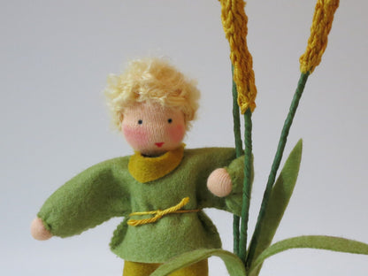 Weizen Blumenkind Junge aus Wollfilz, Gesamtansicht mit drei Aehren, Waldorf-Jahreszeitentisch, Art. HE21