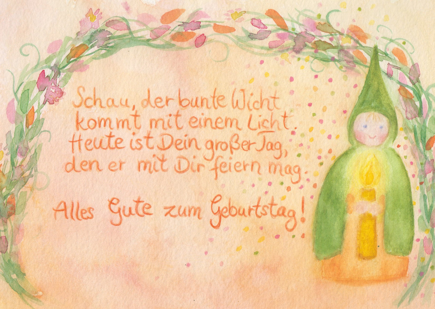 Postkarte zum Geburtstag mit Wichtel im grünen Umhang, der eine brennende Kerze in einem Blütenkranz hält – Geburtstagswicht GK38