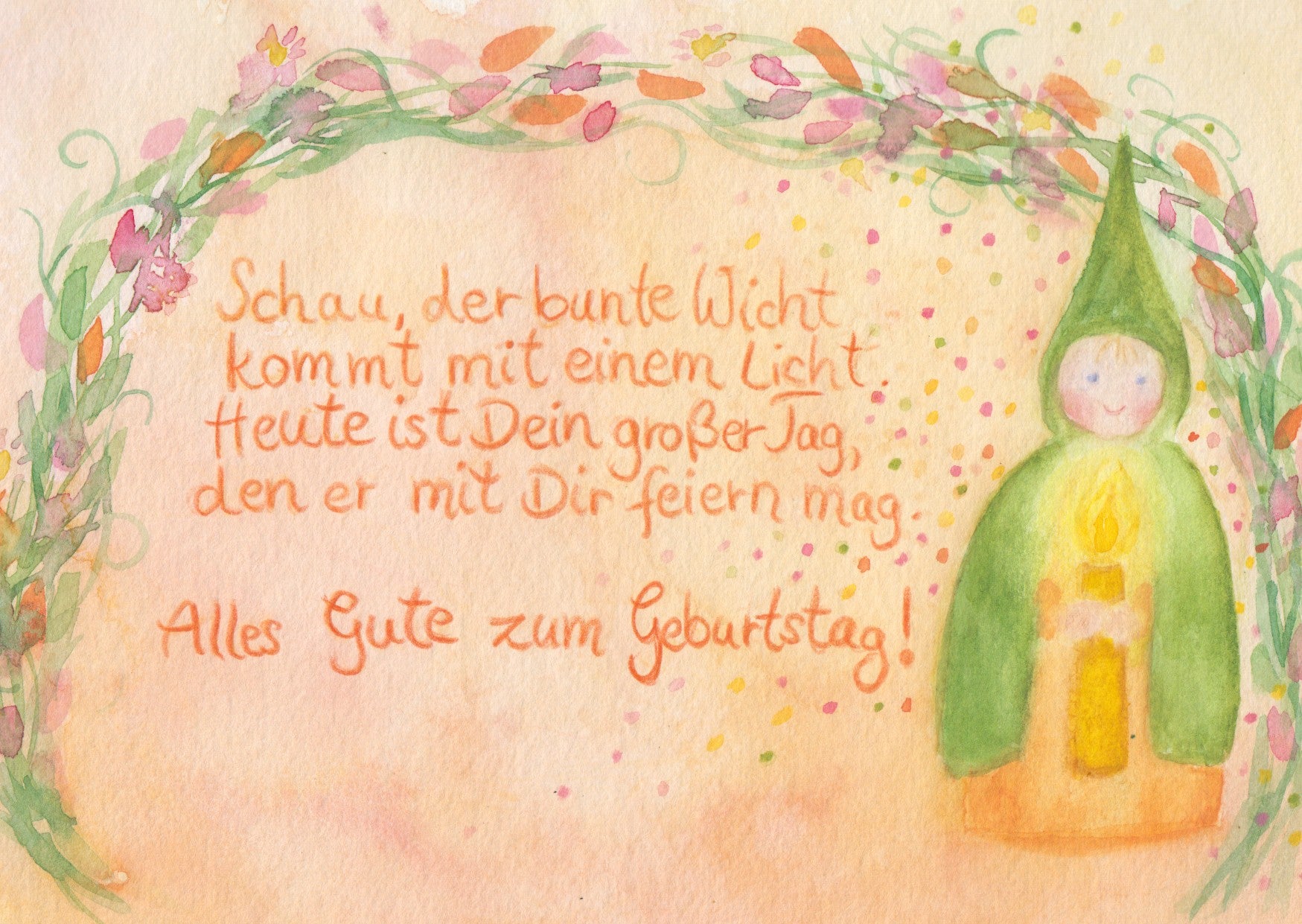 Postkarte zum Geburtstag mit Wichtel im grünen Umhang, der eine brennende Kerze in einem Blütenkranz hält – Geburtstagswicht GK38