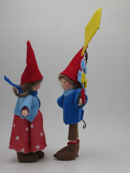 Detailaufnahme des Wichteljungen Art. HE65 mit Drachenschnur und Bandschleifen, Waldorf-Blumenkind.