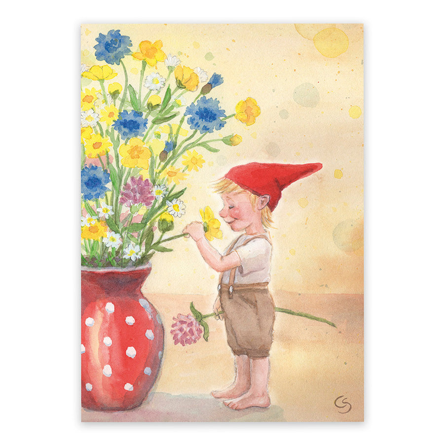 Postkarte Wichteljunge mit Blumen von Corinna Schwerdtfeger: Wichtel riecht an Wildblumenstrauss in roter Vase