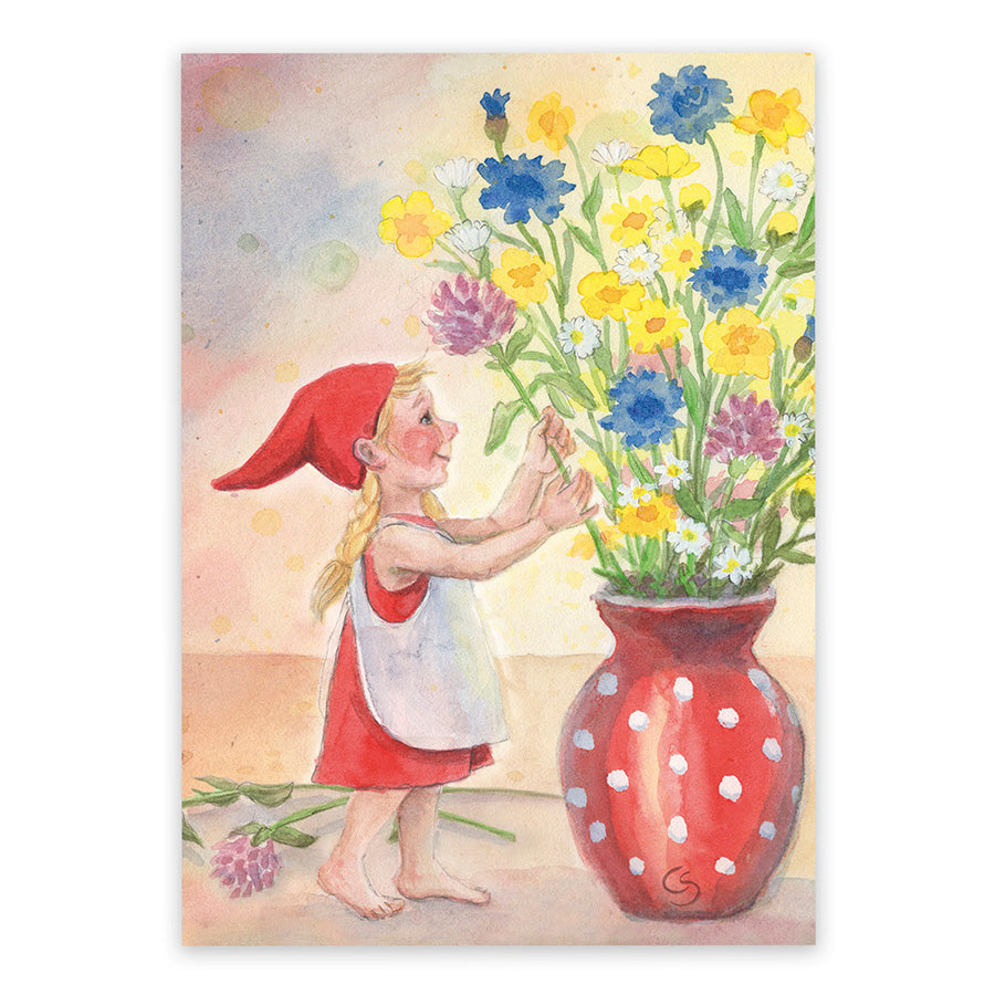 Waldorf Postkarte Wichtelmaedel mit Blumen von Corinna Schwerdtfeger – Wichtelkind ordnet Wiesenblumenstrauss in Vase