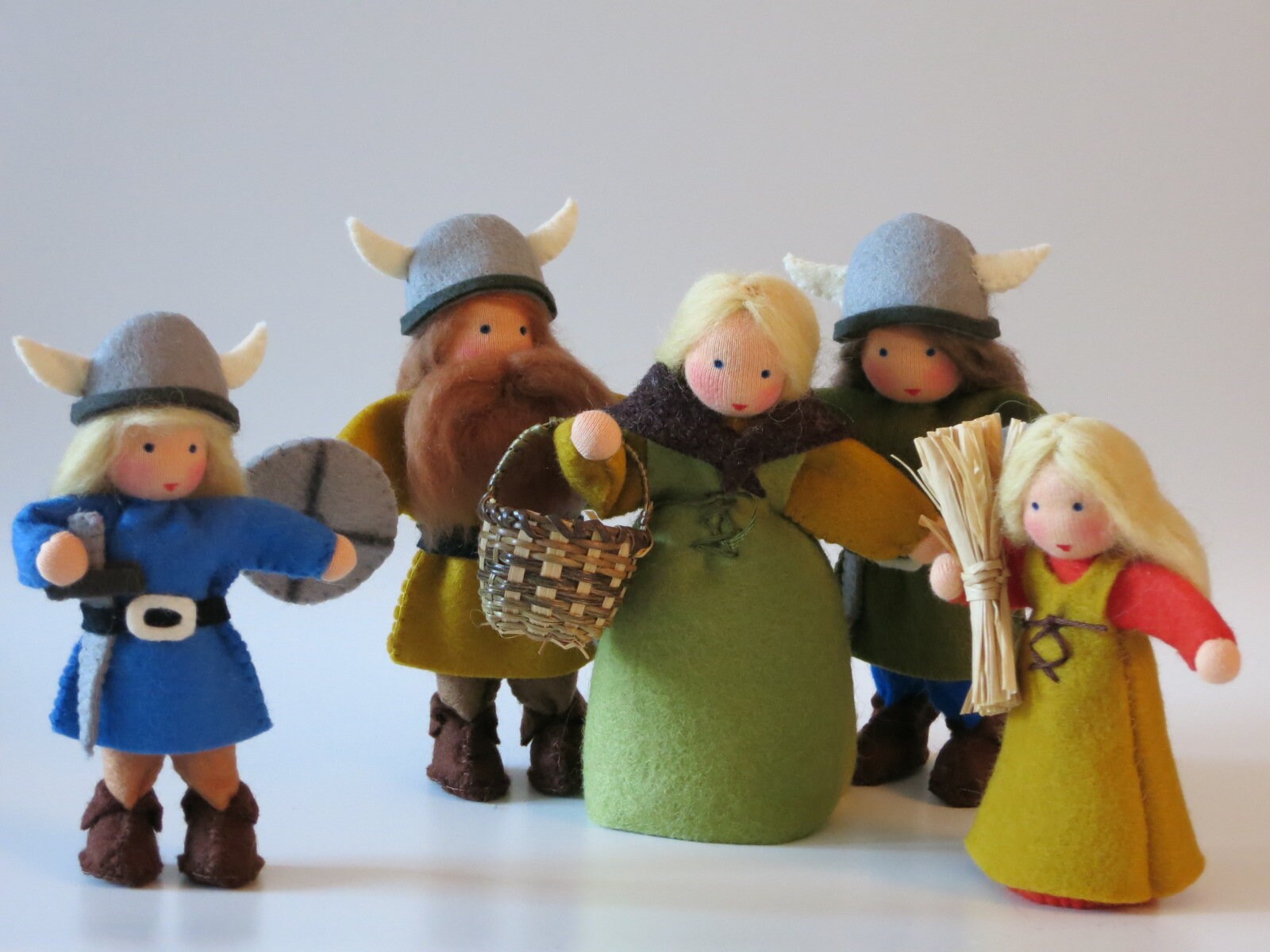 Wikinger-Familie aus Wollfilz mit fünf Figuren, Waldorf-Jahreszeitentisch Sommer