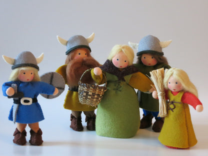 Wikinger-Familie aus Wollfilz mit fünf Figuren, Waldorf-Jahreszeitentisch Sommer