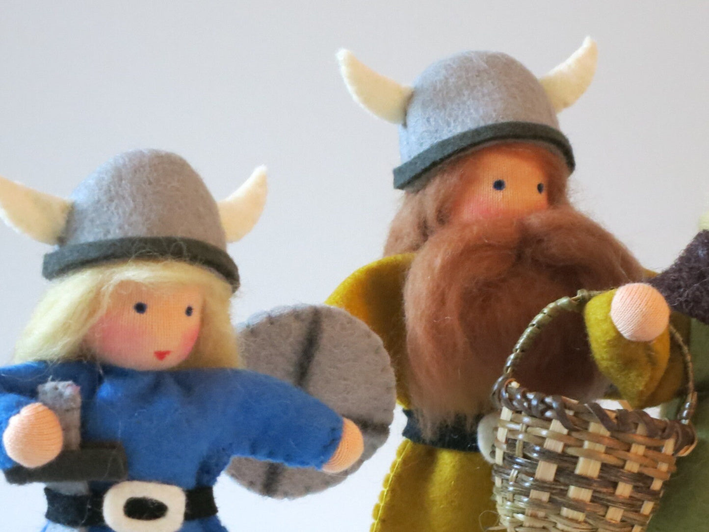 Wikinger-Junge mit Schwert und Schild neben Mann mit Bart und Korb, Waldorf-Wollfilzfigur