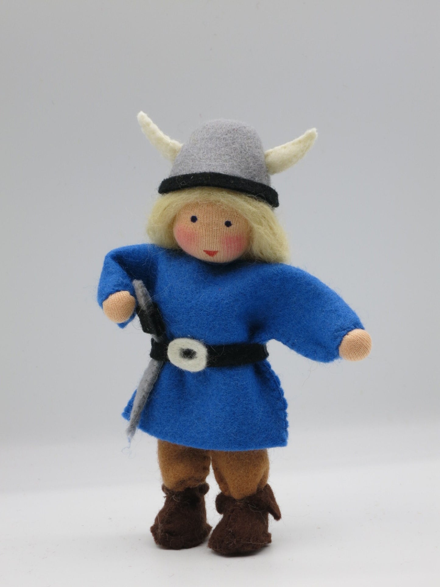 Wikinger-Junge aus Wollfilz mit blauer Tunika, Schwert und Schild, Waldorf-Jahreszeitentisch