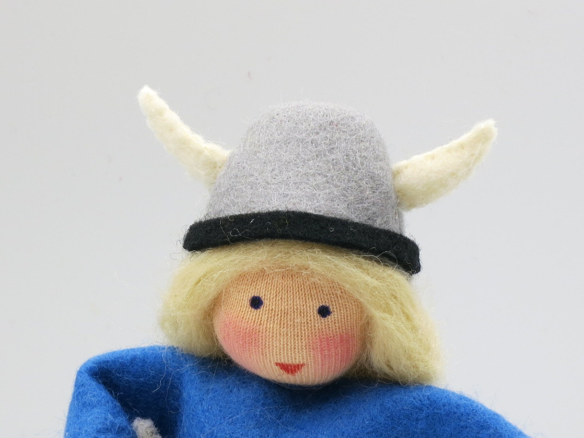 Gesichtsdetail des Wikinger-Jungen mit grauem Filzhelm, Waldorf-Puppenfigur