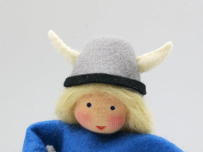 Gesichtsdetail des Wikinger-Jungen mit grauem Filzhelm, Waldorf-Puppenfigur