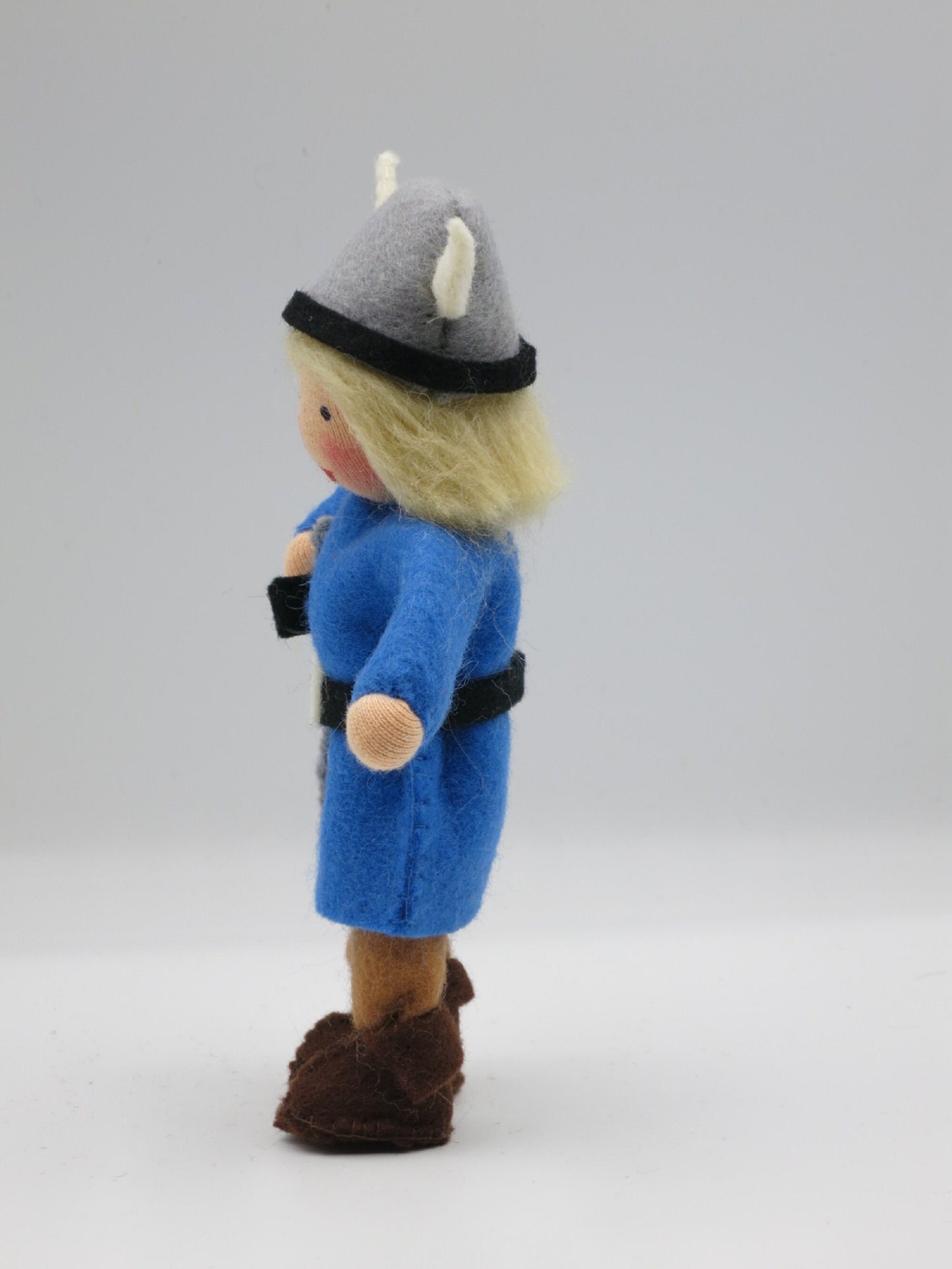 Seitenansicht Wikinger-Junge aus Wollfilz mit Hörnerhelm, Waldorf-Handarbeit