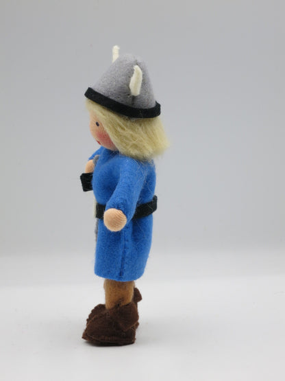 Seitenansicht Wikinger-Junge aus Wollfilz mit Hörnerhelm, Waldorf-Handarbeit