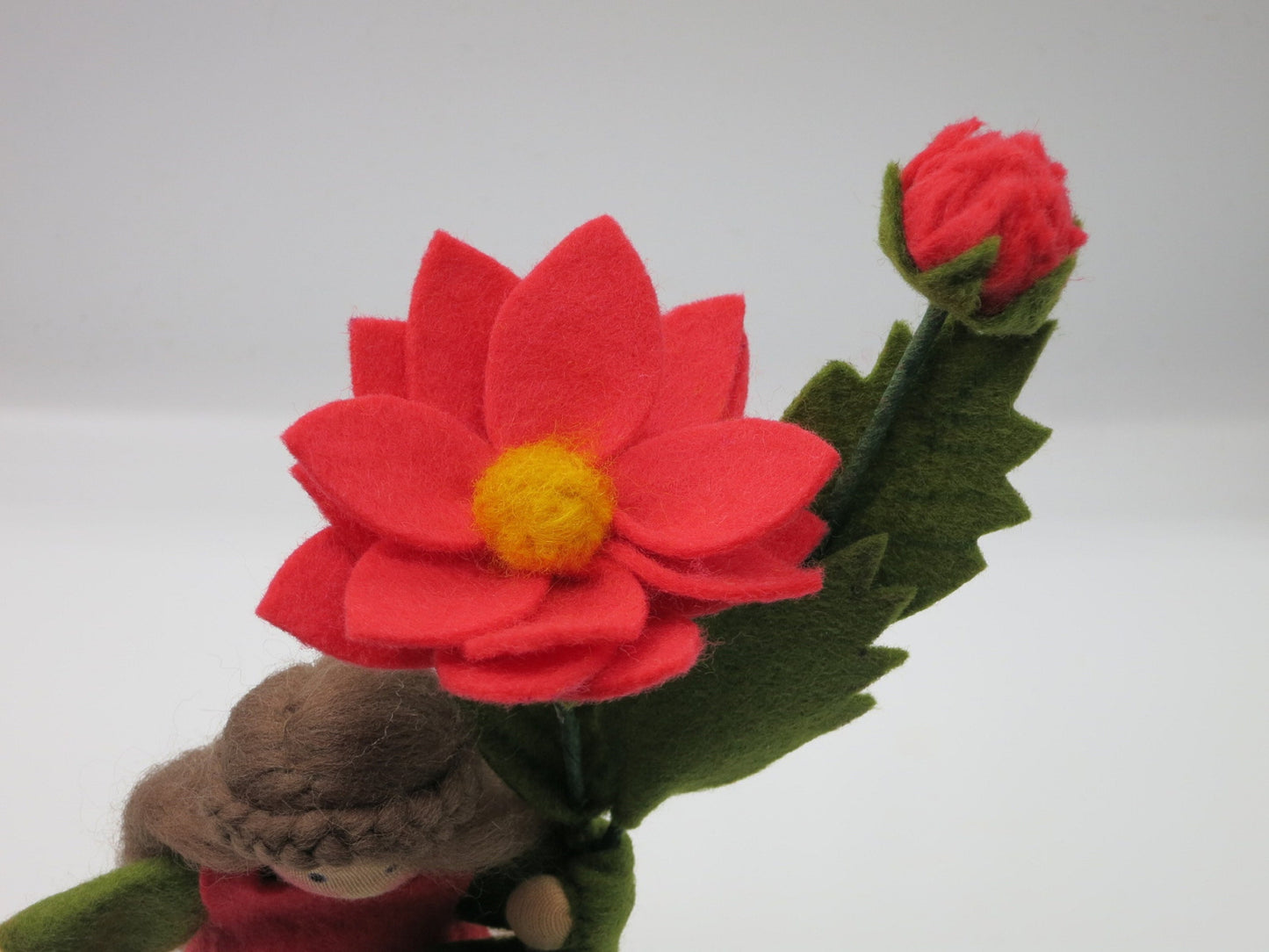 Detailaufnahme der roten Dahlienblüte mit gelber Mitte am Blumenkind Art. HE50, Waldorf-Jahreszeitentisch.