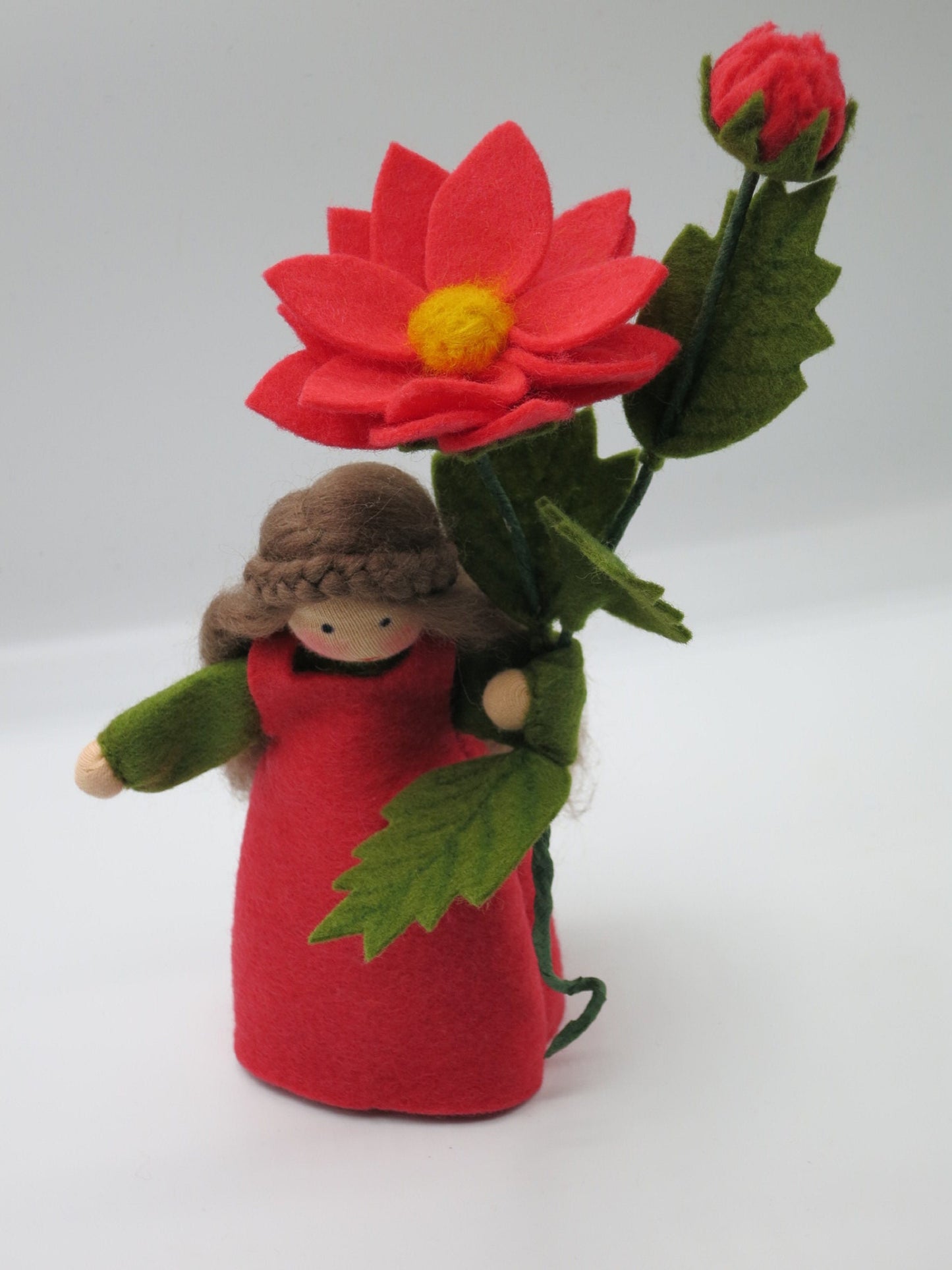 Wilde Dahlie Art. HE50, handgefertigtes Blumenkind aus Wollfilz mit offener roter Blüte für den Waldorf-Jahreszeitentisch.