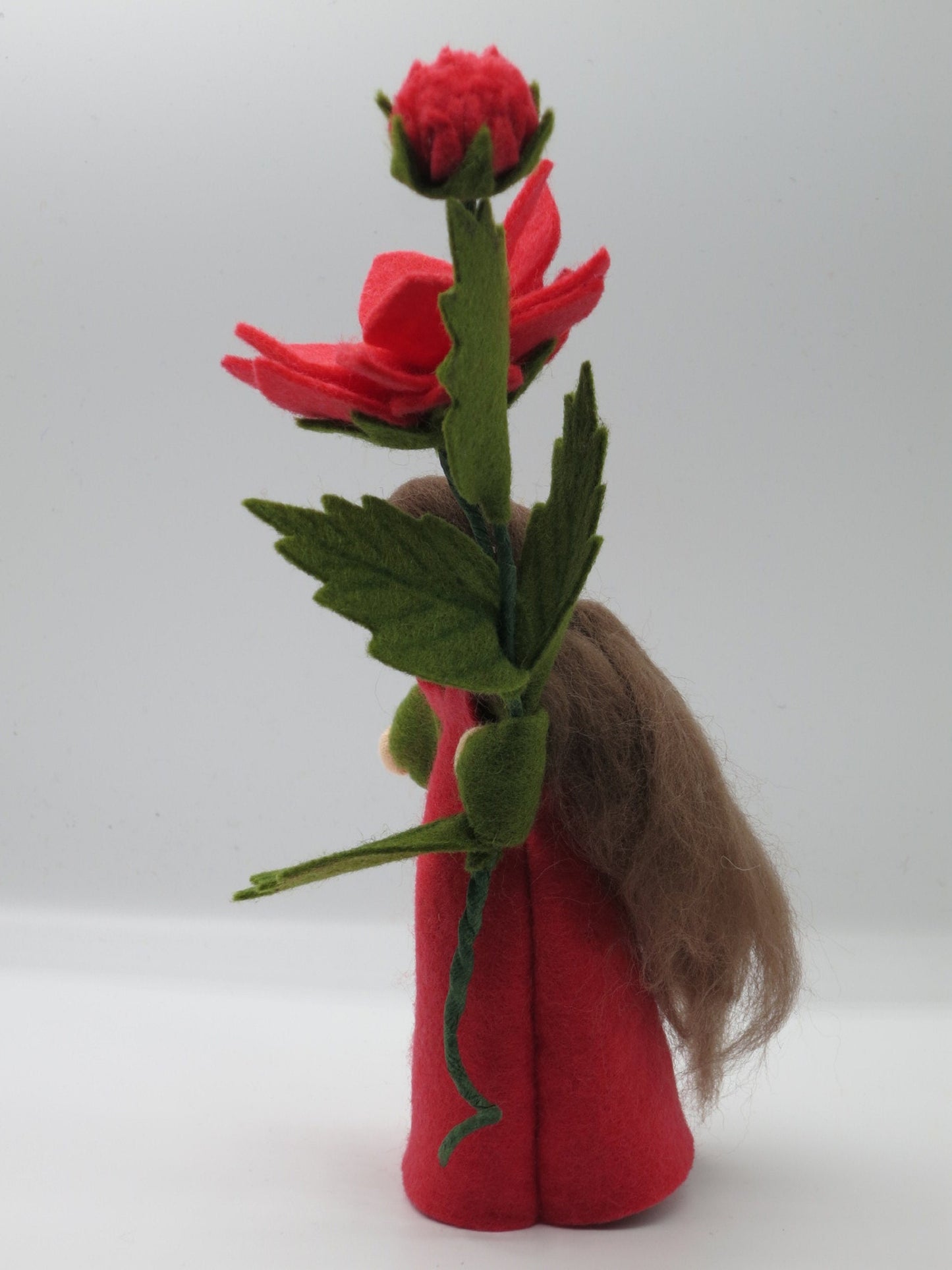 Rückansicht der Wilden Dahlie Art. HE50 mit roter Knospe und Blättern, Waldorf-Jahreszeitentisch Herbst.