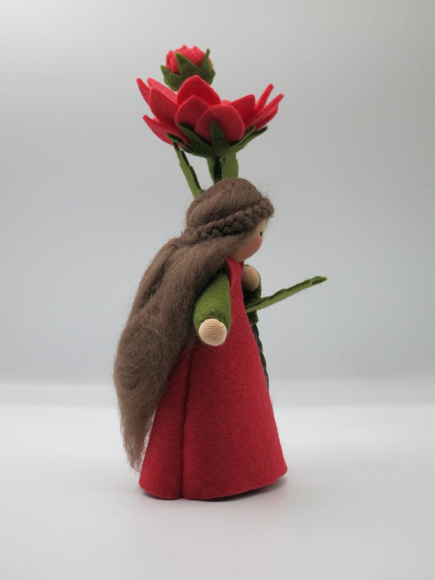 Profilansicht der Wilden Dahlie Art. HE50 mit roter Blüte und Knospe, Waldorf-Jahreszeitentisch Herbst.