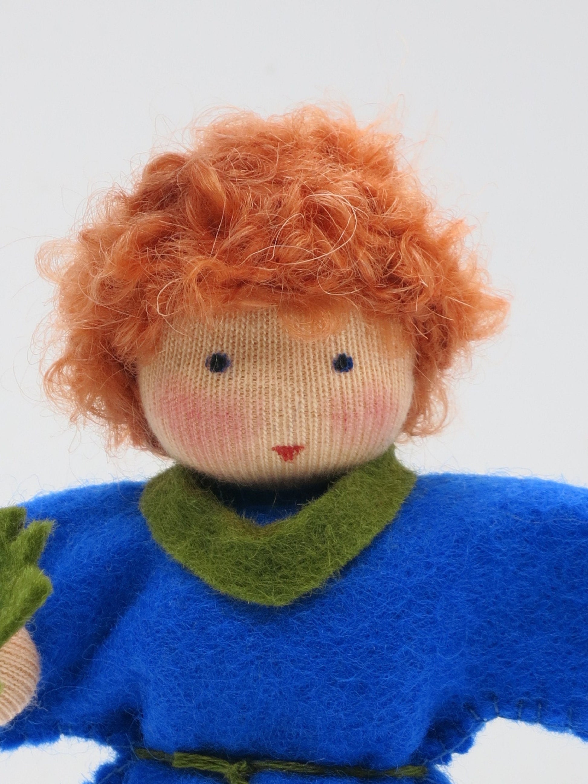 Porträt des Windröschen-Blumenkinds als Junge mit rotem Wollhaar und blau-grüner Filzkleidung, Art. SO89.
