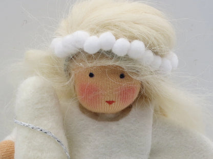 Porträt der Winterfigur mit blondem Wollhaar, weißem Schneeball-Kranz und handgesticktem Gesicht
