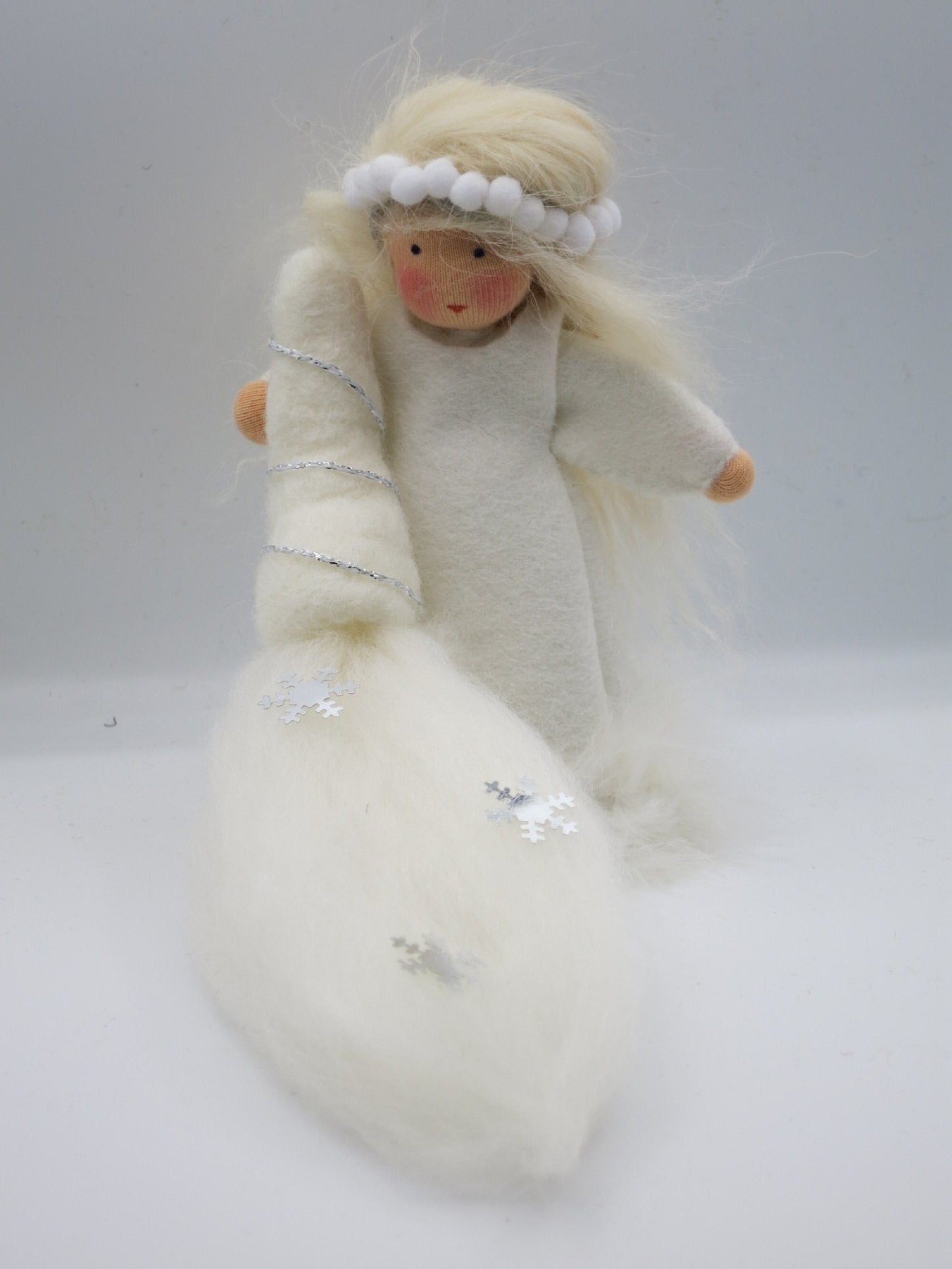 Handgefertigte Winterfigur in weißem Filz mit blondem Wollhaar, Schneeball-Kranz und langem Schneeteppich mit Flocken