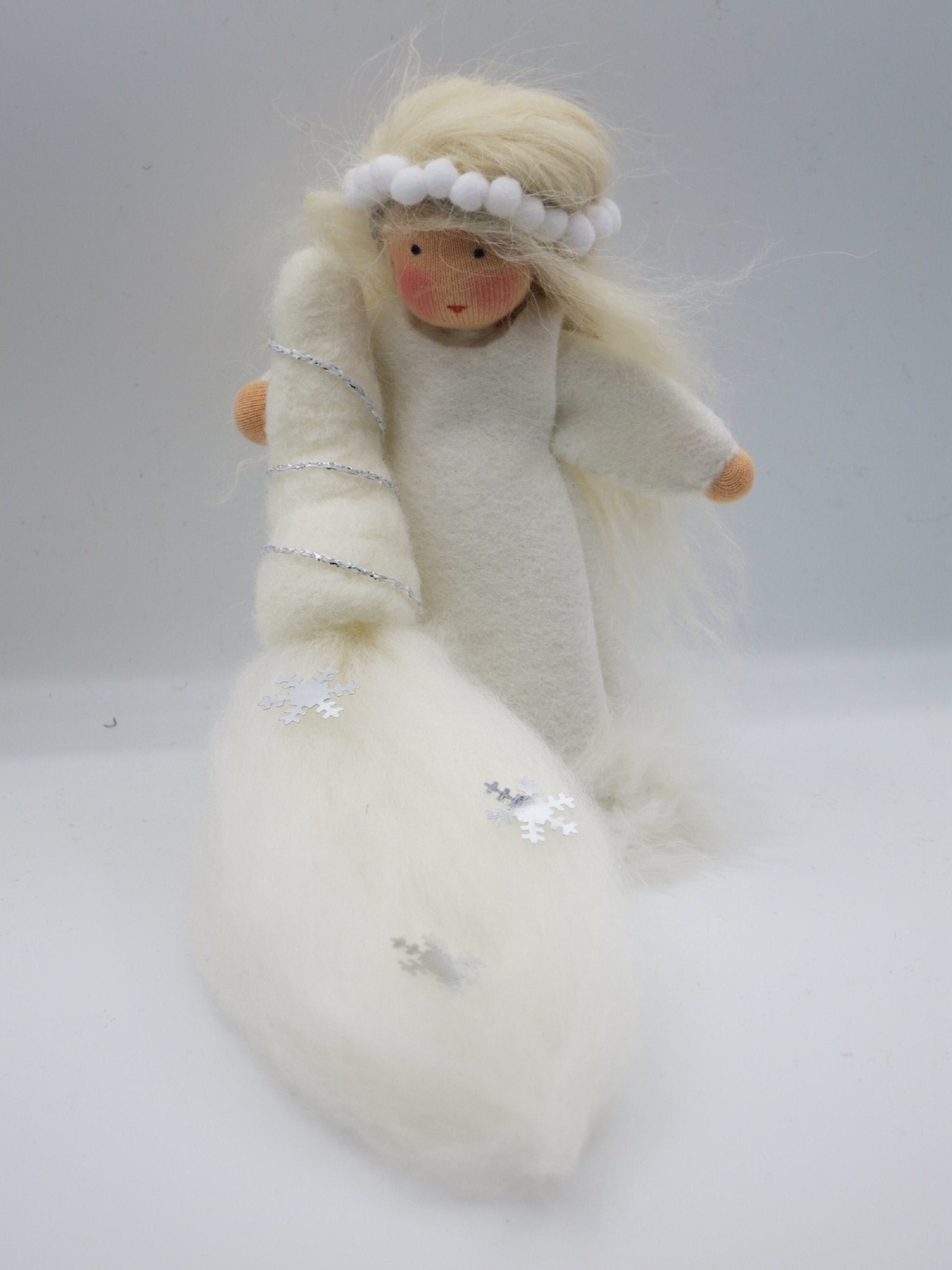 Handgefertigte Winterfigur in weißem Filz mit blondem Wollhaar, Schneeball-Kranz und langem Schneeteppich mit Flocken