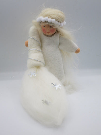 Handgefertigte Winterfigur in weißem Filz mit blondem Wollhaar, Schneeball-Kranz und langem Schneeteppich mit Flocken