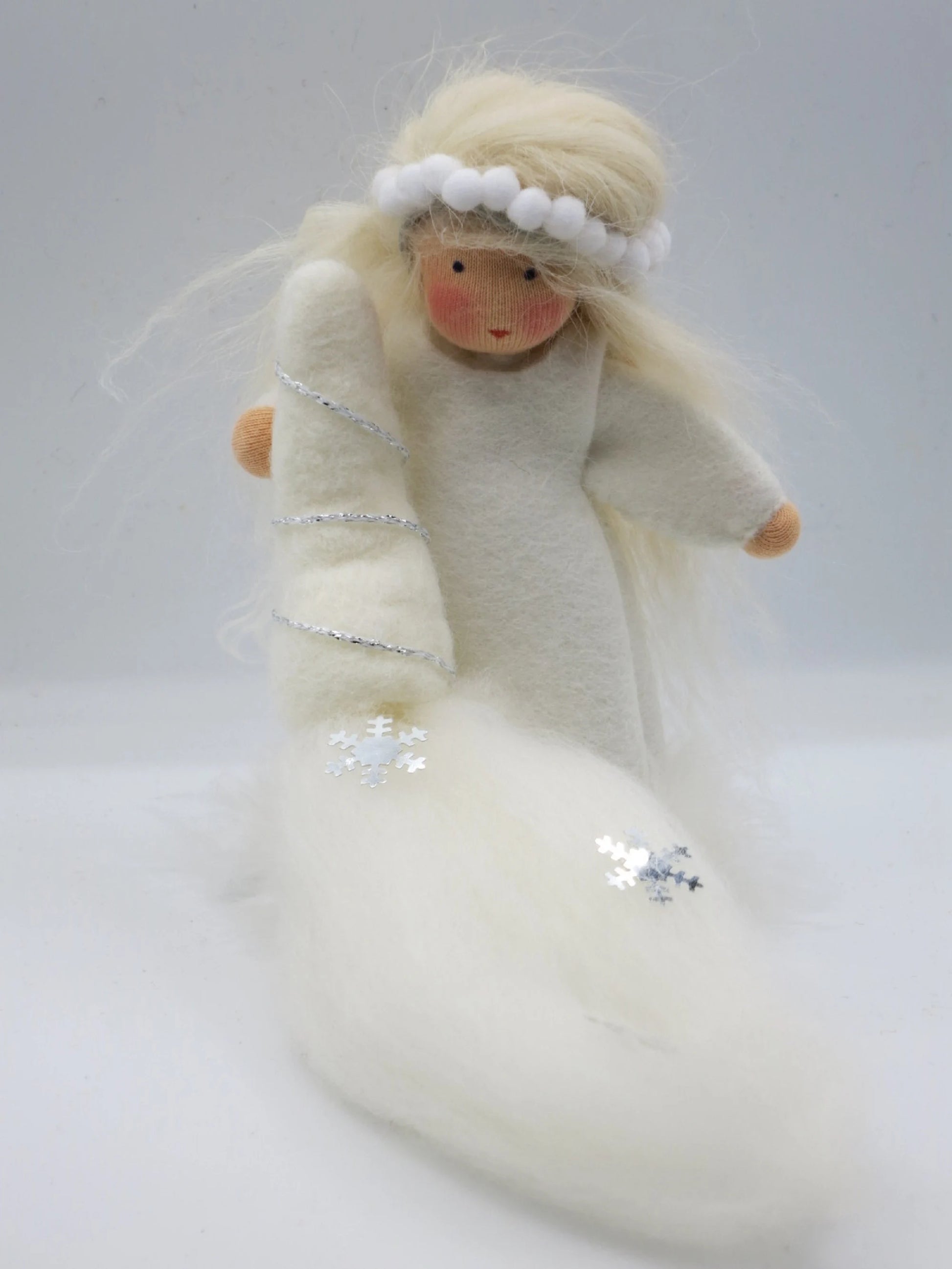 Winter-Blumenkind mit weißem Filzgewand und weichem Schneeteppich mit silbernen Schneeflocken für den Jahreszeitentisch