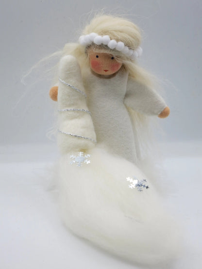 Winter-Blumenkind mit weißem Filzgewand und weichem Schneeteppich mit silbernen Schneeflocken für den Jahreszeitentisch