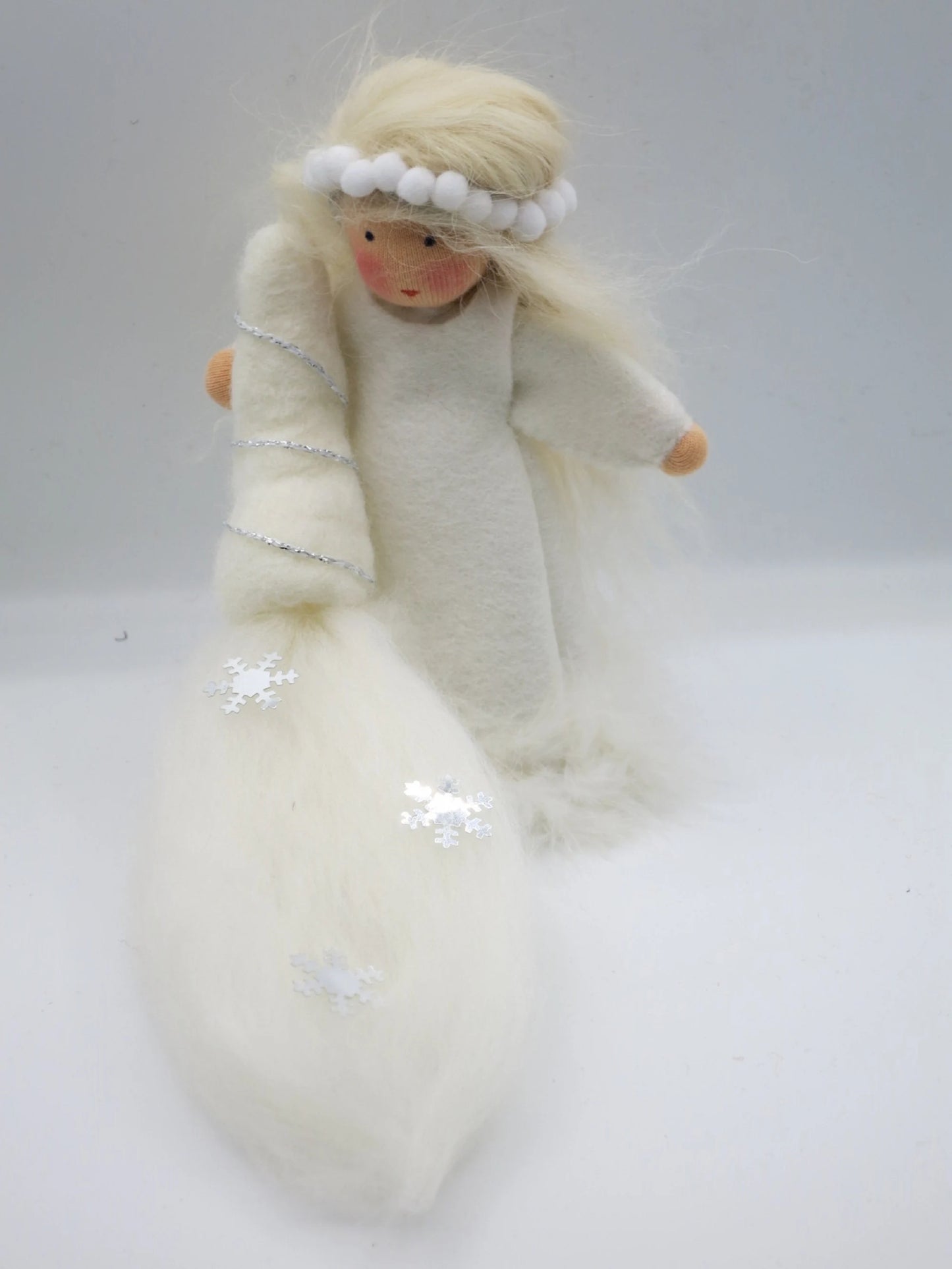 Weiße Winterfigur mit Schneeball-Haarband und fließender Filzdekoration mit silbernen Schneeflocken
