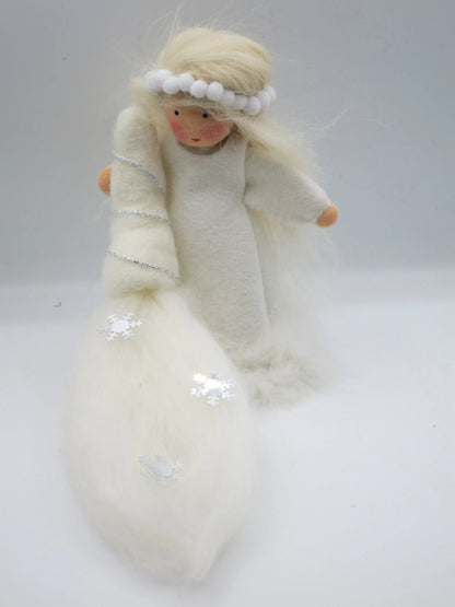 Weiße Winterfigur mit Schneeball-Haarband und fließender Filzdekoration mit silbernen Schneeflocken