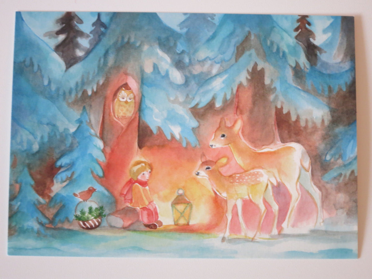 Kunstpostkarte Winter von Marie Laure Viriot – Kind mit Laterne, Reh und Eule im Winterwald, PKWI12