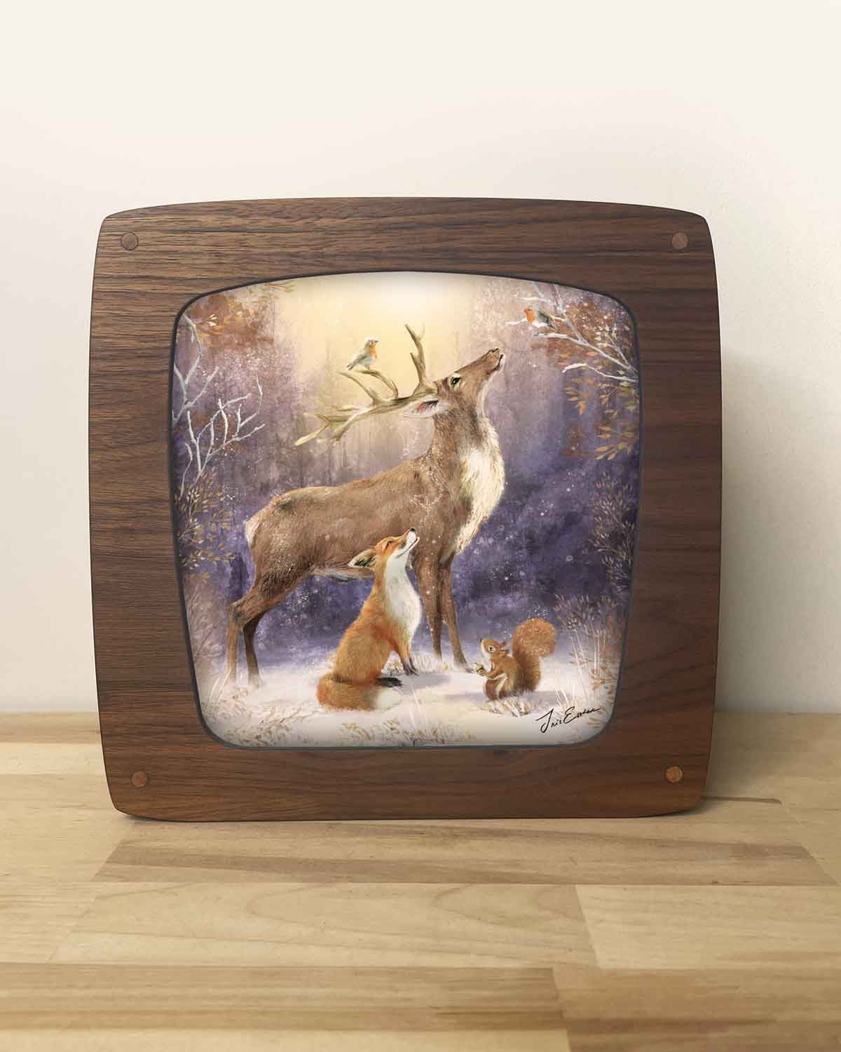 Winter Wunder Toverlux MO142: Hirsch Fuchs Eichhoernchen und Rotkehlchen versammeln sich im Winterwald-für die Magische Lampe
