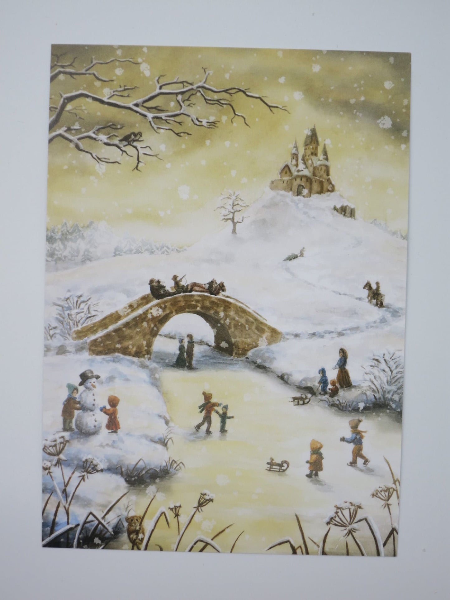 Kunstpostkarte Winterfreude von Raphaela Berendt – Kinder beim Schlittschuhlaufen und Schneemannbauen, PKWI120
