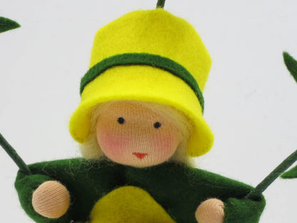 Detailansicht der gelben Winterlingsblüte aus Filz mit sternförmigen Blütenblättern
