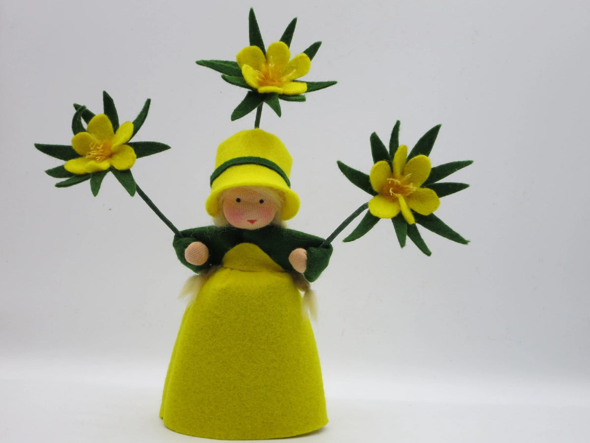 Winterling Blumenkind aus Wollfilz für den Waldorf Jahreszeitentisch mit gelben Blüten an drei Zweigen
