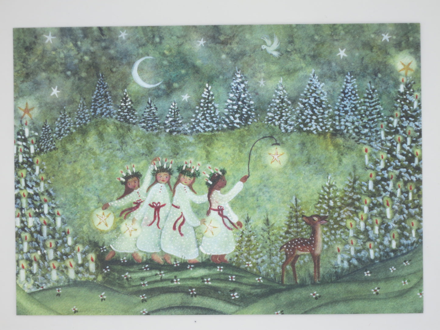 Winterpostkarte für Kinder: Lucia-Prozession mit vier Mädchen und Kerzenlichtern im schneebedeckten Wald, Waldorf Jahreszeitentisch