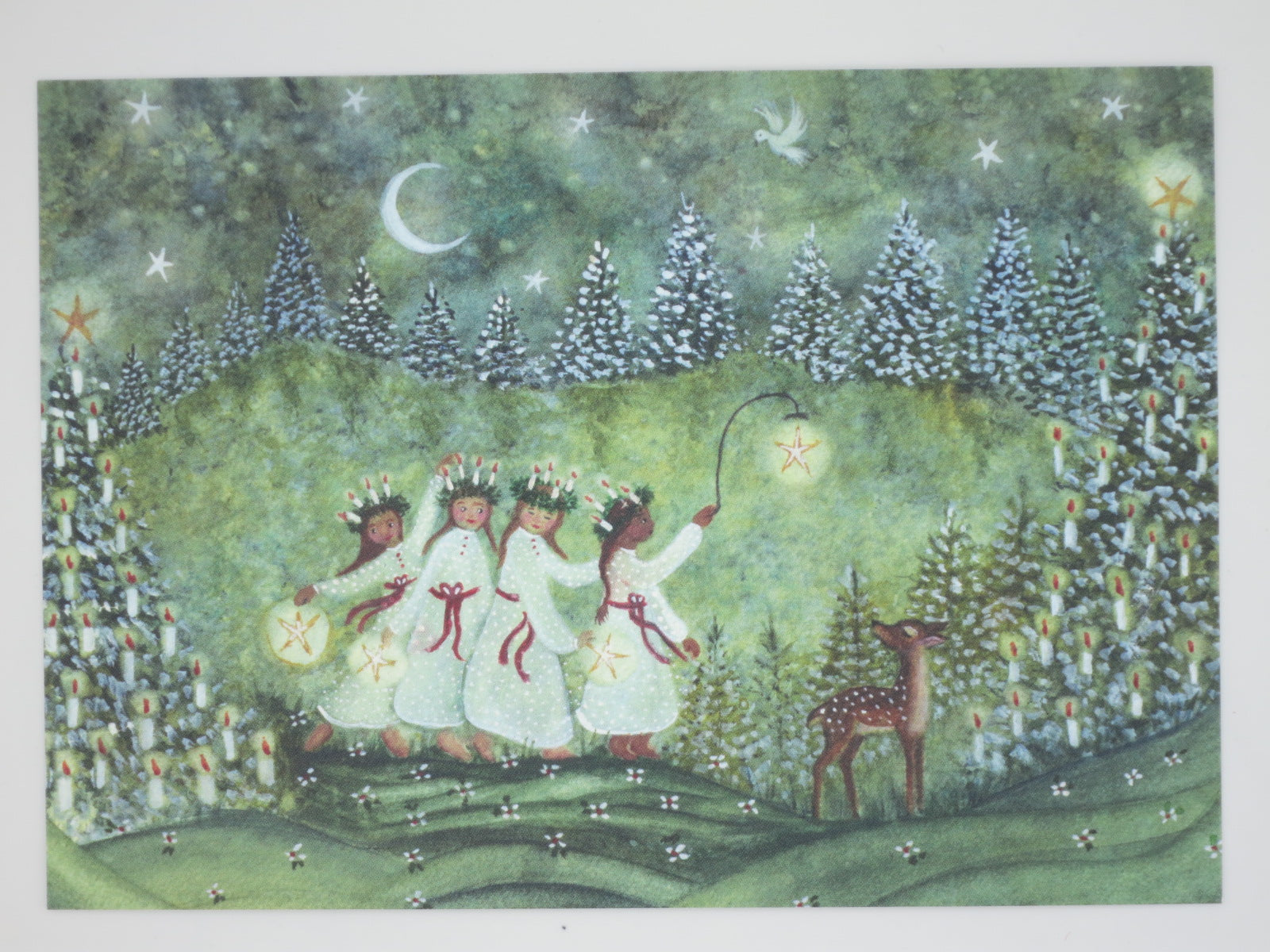 Winterpostkarte für Kinder: Lucia-Prozession mit vier Mädchen und Kerzenlichtern im schneebedeckten Wald, Waldorf Jahreszeitentisch